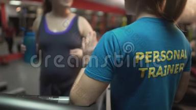 健身教练咨询超重女士健身房锻炼，减肥控制
